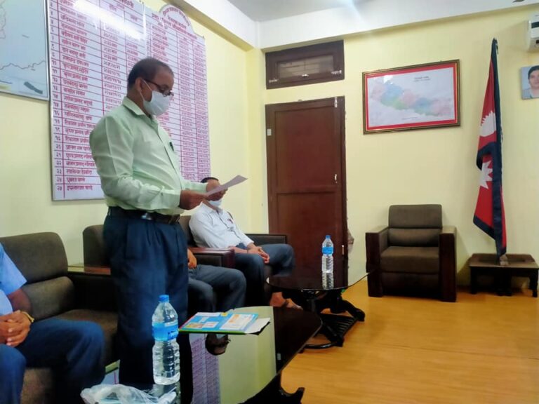 प्रमुख जिल्ला अधिकारी इन्द्रदेव यादवलाई बिश्व हिन्दु परिषद रौतहट शाखाको ज्ञापन पत्र