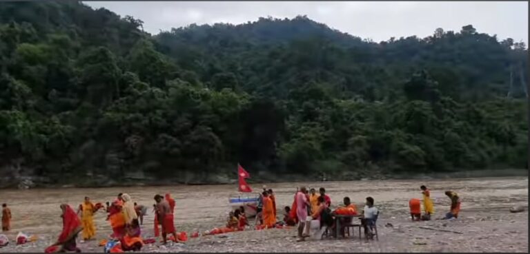 नुनथरमा  भक्तजनको भिड