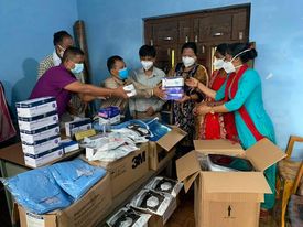 चलचित्र बिकास बोर्डका सदस्य भाईकाजी श्रेष्ठद्वारा स्वास्थ्य सामाग्री वितरण