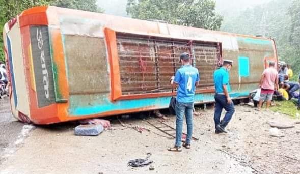 बंकुल आउदै गरेको बस चुरेमा पल्टियो चालकको मृत्यू, १० जना घाइते