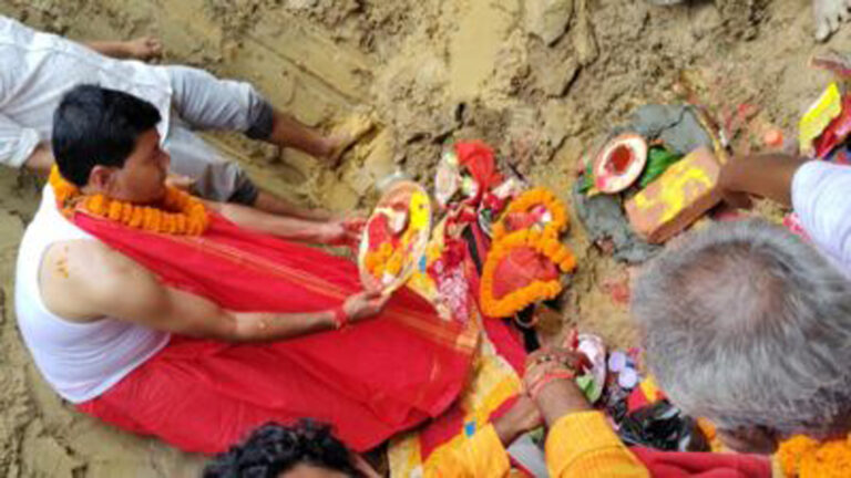 बाराको नगर प्रमुख यादवद्वारा नगरपालिका भवनको शिल्यानास