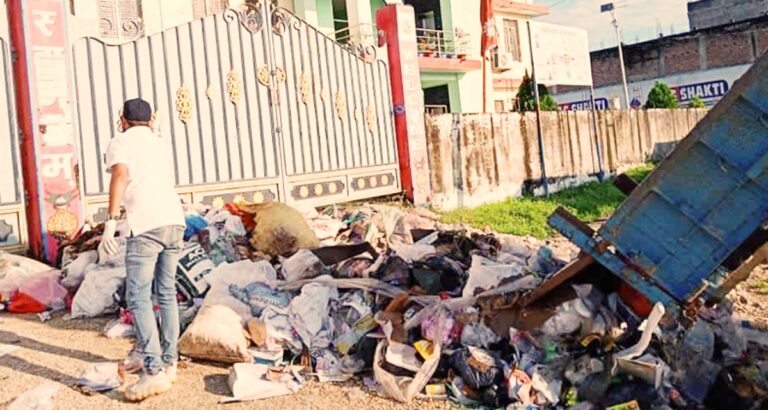 युवाहरुले थुपार्दिए उपमहानगरपालिका कार्यालयको गेट अगाडी फोहोर