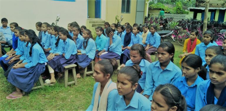 पर्साको एक विधालयका छात्राहरुलाई साईकल वितरण