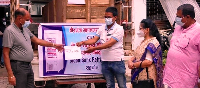 नगर प्रमुख सरावगीद्वारा रक्तसञ्चार केन्द्रलाई फ्रिज प्रदान