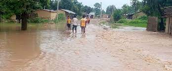 महोत्तरीको रातु नदीको बाँध भत्किएर सयौँ घर डुबान