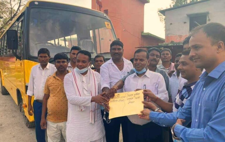 कटहरिया नगरपालिकाद्वारा बिधालयलाई बस प्रदान