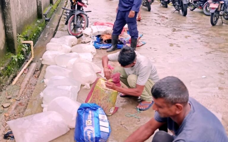 पर्सा प्रहरीद्वारा यात्रु बाहक बसबाट अवैध मदिरा बरामद