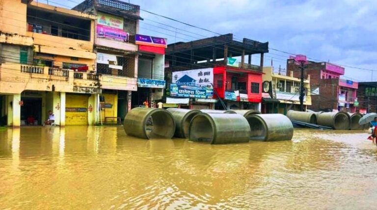 अविरल बर्षाले सिरहामा दुई दर्जनभन्दा बढी घर डुबानमा