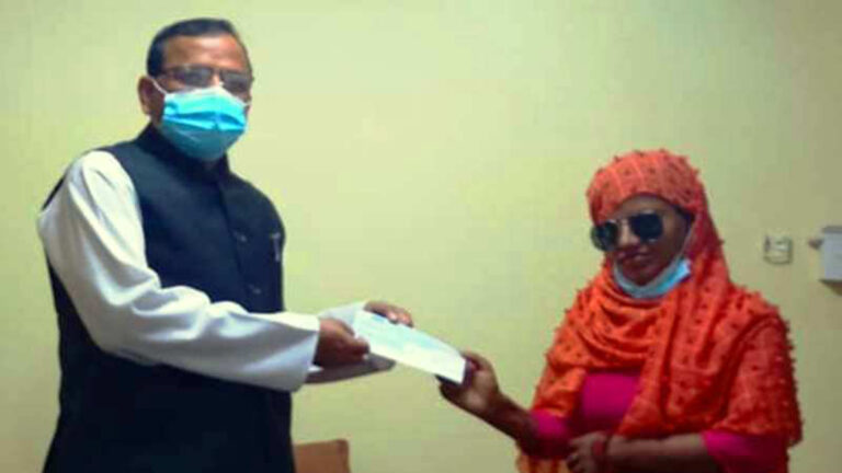 एसीड पीडित आरतीलाई प्रदेश  सरकारद्वारा आर्थिक सहयोग