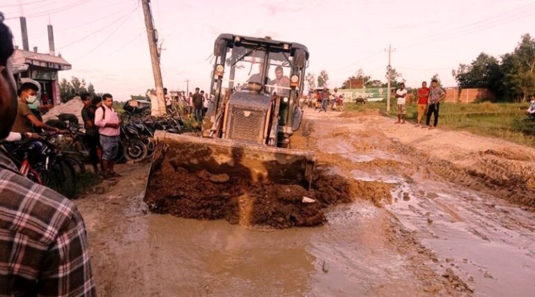 जनकपुरको पुल्चोक सडकमा मर्मत कार्य शुरु