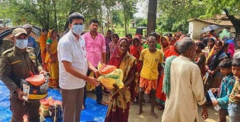 ईशनाथ नगरपालिकाका विभिन्न वडाहरुमा राहत वितरण