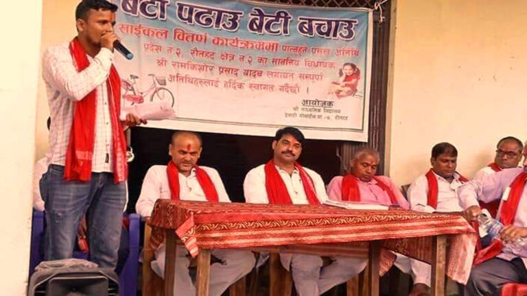 देवाही गोनाहीको एक विधालयका ५३ जना छात्राहरुलाई साईकल वितरण