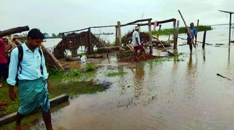 कोशीमा आएको बाढीले सप्तरीको गोबरगाढा जलमग्न