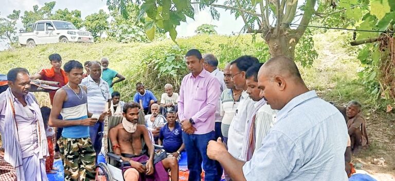 दुर्गा भगवती गाउँपालिकाका अध्यक्ष साहद्वारा सहनीलाई खाद्यान्न सहयोग