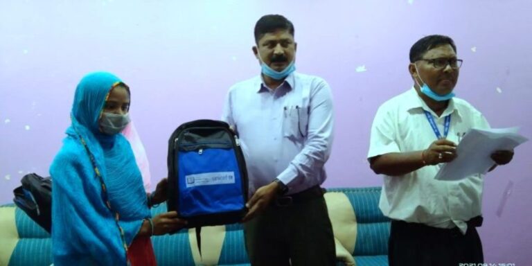 युनिसेफद्वारा किशोरीहरुलाई स्वच्छता सामग्री सहितको शैक्षिक सामग्री वितरण