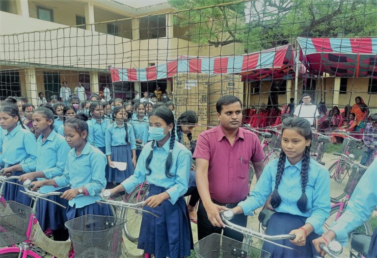 पर्साको एक विद्यालयका ५१ जना छात्राहरुलाई साईकल वितरण