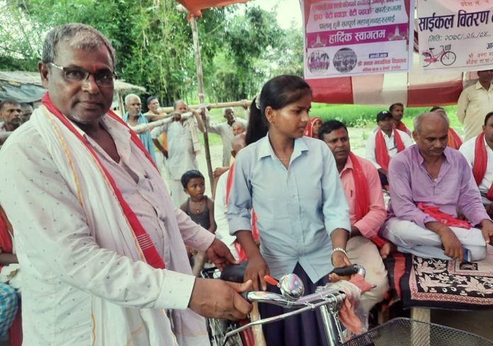 सर्लाहीको एक विद्यालयका ३१ जना छात्राहरुलाई साइकल वितरण