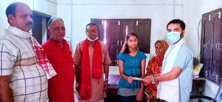 एस.ई.ई. उत्कृष्ट विधार्थीलाई वडा अध्यक्ष झाद्वारा पुरस्कार प्रदान