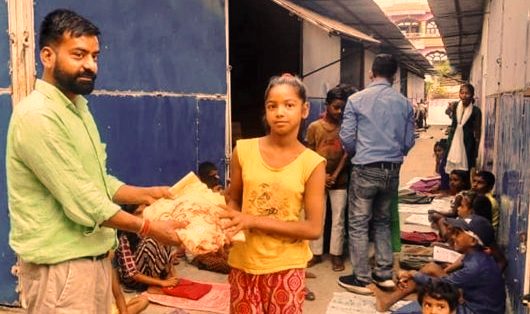 सभापति गुप्ताद्वारा विधार्थीहरुलाई कपडा वितरण