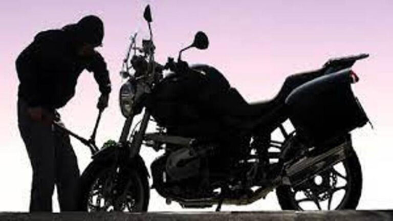 वीरगञ्जमा घरबाटै मोटरसाईकल चोरी