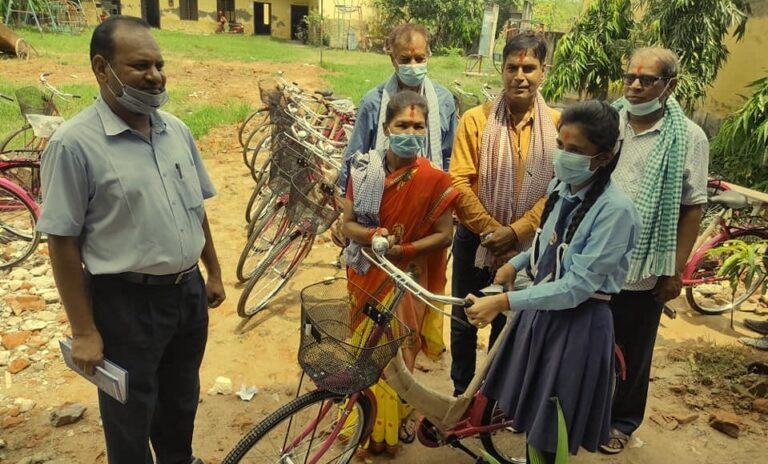 पर्साको एक बिधालयका ५२ जना छात्राहरुलाई साइकल वितरण