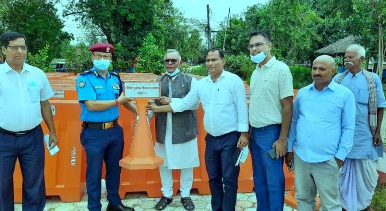 भौतिक पूर्वाधार विकास मन्त्रालयद्वारा नेपाल प्रहरीलाई सडक डिभाइडर उपलब्ध