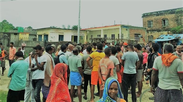 धनुषामा वडाध्यक्षले आर्थिक अनियमितता गरेको भन्दै वडा कार्यालयमा तालाबन्दी