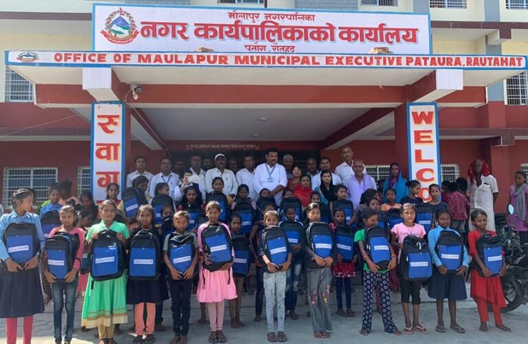मौलापुरका १७७ जना किशोरीहरुलाई विद्यालय पोषाकसहित शैक्षिक सामग्रीहरु वितरण
