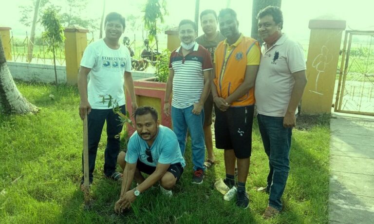 वीरगञ्जको चिनीमिलस्थित पशुपति नाथको मन्दिर परिसरमा वृक्षरोपण