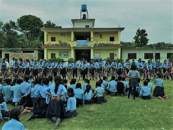 सर्लाहीको एक विद्यालयका ४१ जना छात्राहरु लाई साइकल वितरण