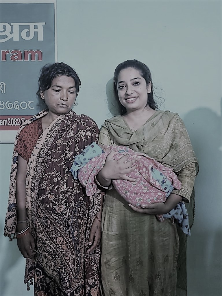 मानवसेवा आश्रमले गर्यो सडकमै जन्मिएको नवजात शिशु र आमाको उद्धार