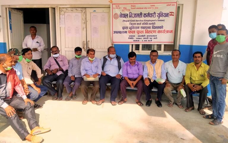 अस्पतालमा भर्ना भएका बिरामीहरुलाई फलफूल तथा माक्स वितरण