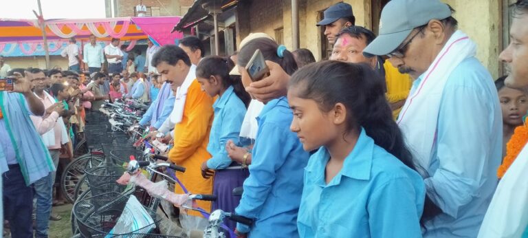 रौतहटको तिन वटा विद्यालयमा साइकल वितरण