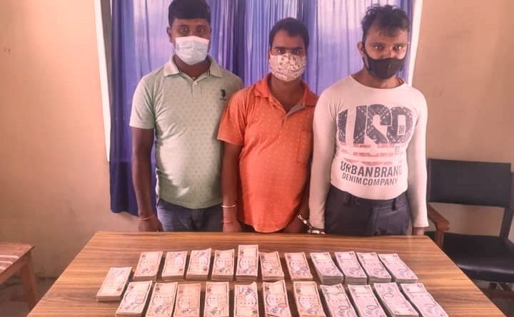 स्रोत नखुलेको अवैध रकमसहित पर्साबाट तीन जना पक्राउ