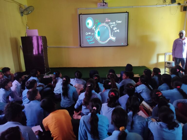 बृन्दावनका एक विद्यालयमा स्मार्ट कक्षा सञ्चालन