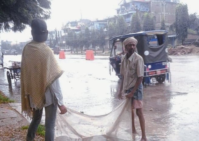 चन्द्रपुरको राजमार्ग जलमग्न , सडकमै माछा मार्दै स्थानिय