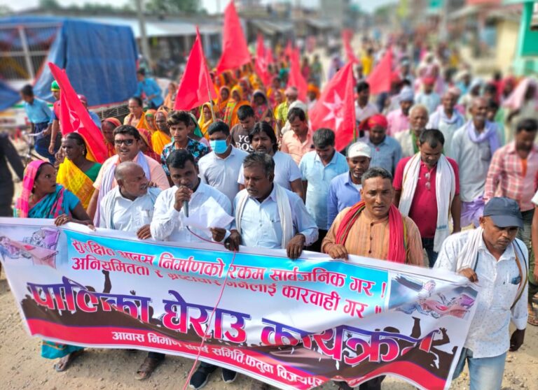 सुरक्षित आवासको माग गर्दै पालिका घेराउ