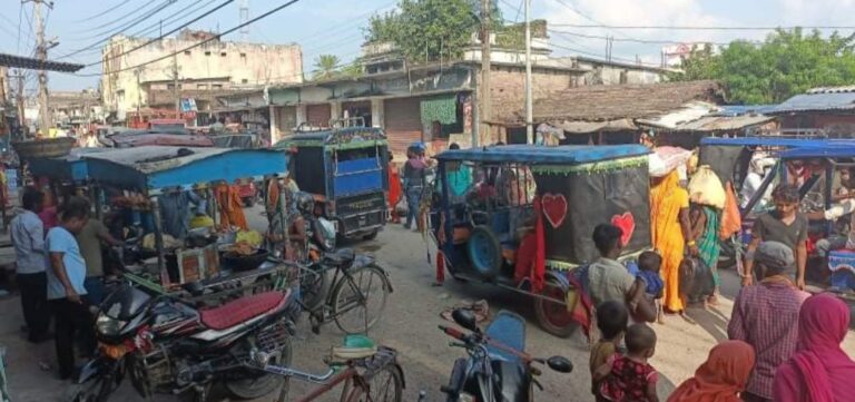 गौर तथा बैरगनिया बजारमा किनमेलका लागि चहलपहल