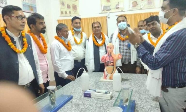 प्रमुख जिल्ला अधिकारी यादवद्वारा कटहरीयामा बिज्ञान प्रयोग शालाको उद्घाटन