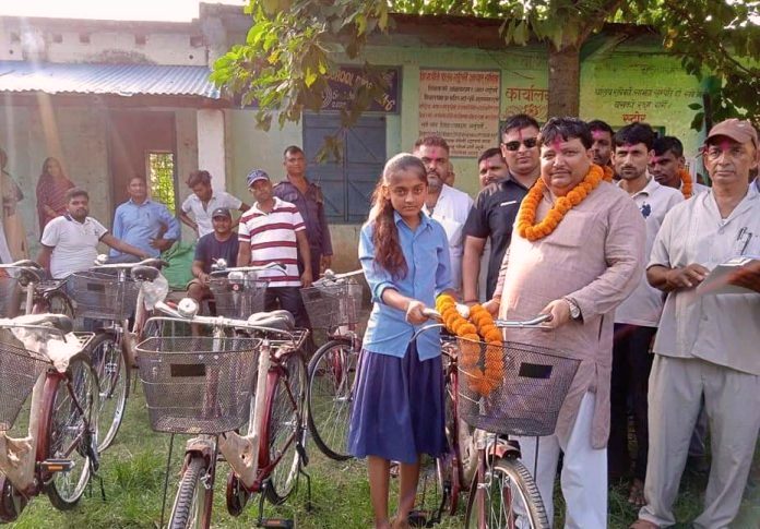 खेलकुद मन्त्री सिंहद्वारा साईकल वितरण