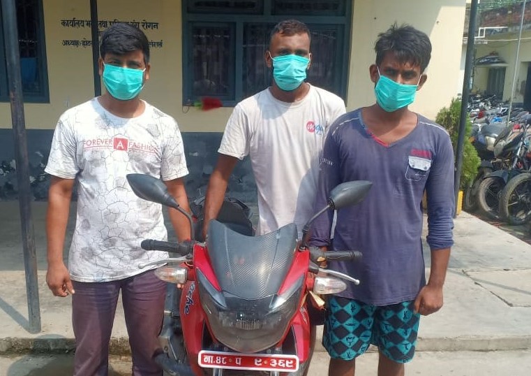 चोरीको मोटरसाइकलसहित तीन जना पक्राउ