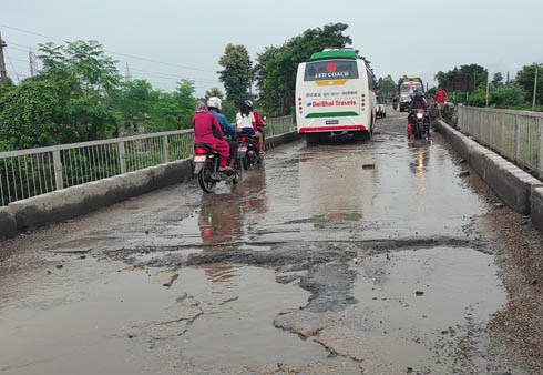 अविरल वर्षाका कारण पूर्व–पश्चिम राजमार्ग क्षतविक्षत