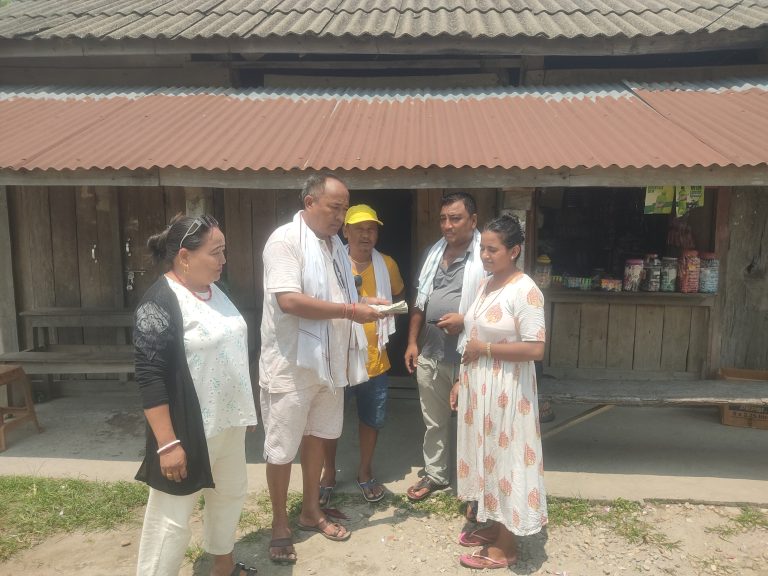 मुटुका बिरामी अधिकारीको उपचारको लागि काङ्ग्रेस नेता पेमासिद्धी लामाद्वारा सहयोग हस्तान्तरण