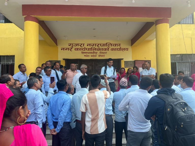 चाडपर्वमा पनि तलब नपाएपछि गुजरा नगरका शिक्षकद्वारा तालाबन्दी