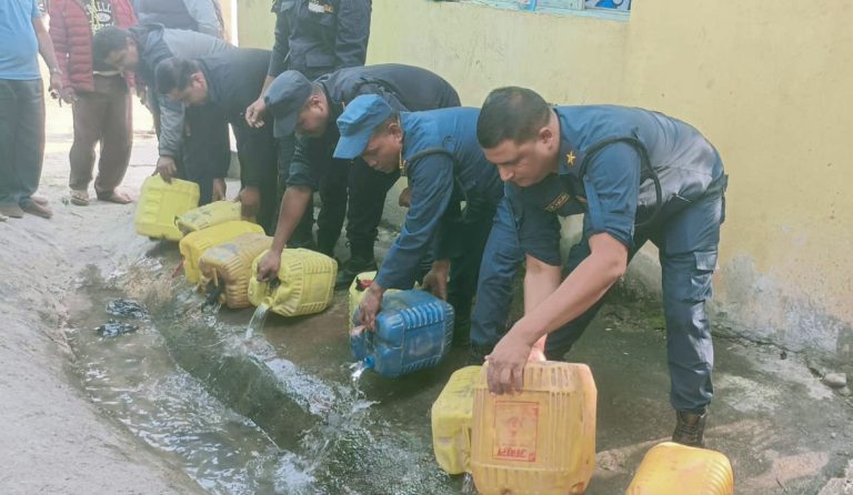 चन्द्रनिगाहपुरमा प्रहरीद्वारा मदिरा नष्ट
