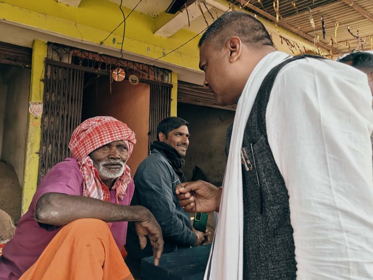 घरदैलो अभियानमा ब्यस्त एमाले उम्मेदवार साह